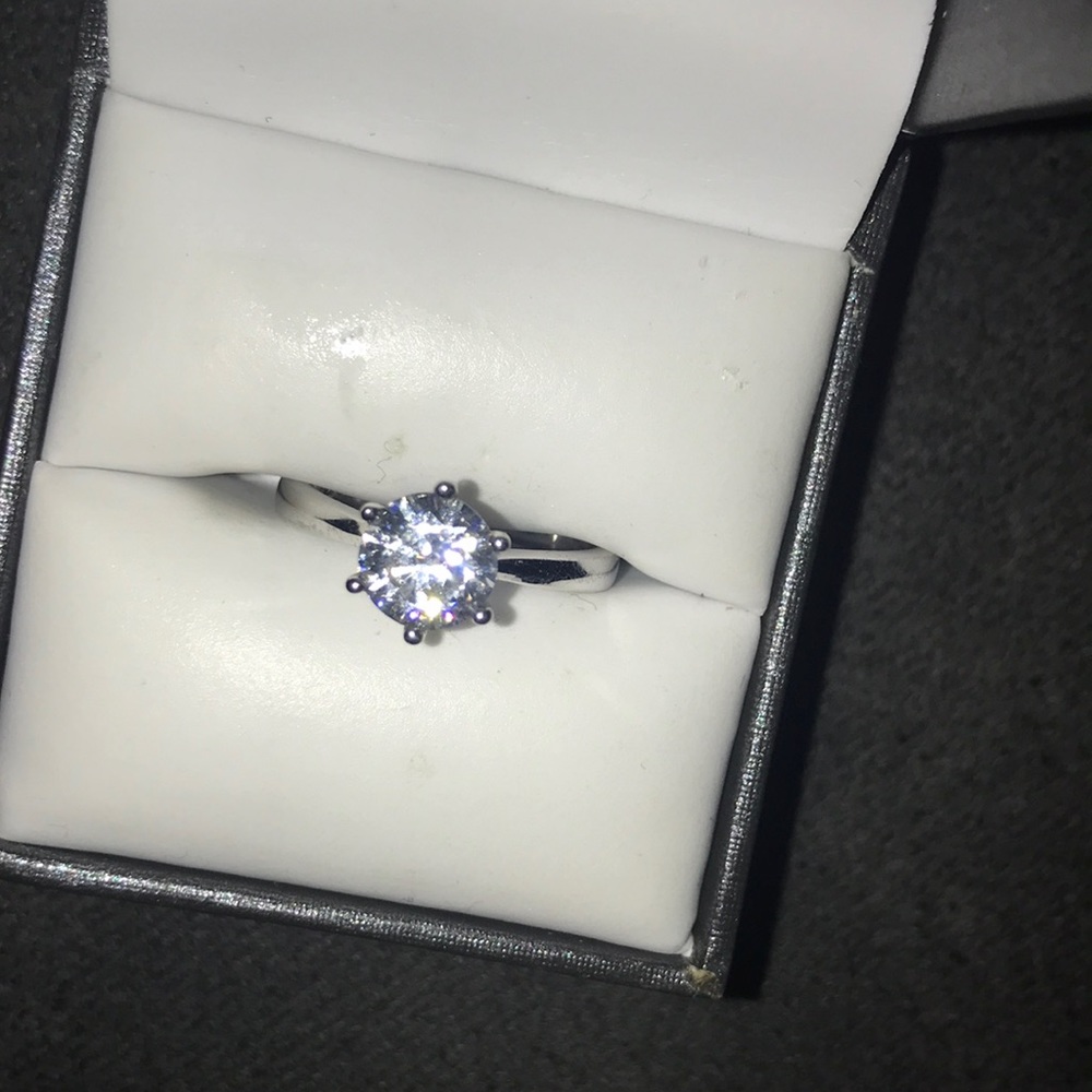 Brand new ring haven’t been worn yet .
